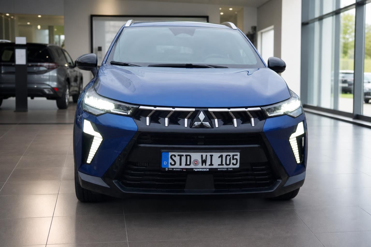 Blauer Mitsubishi SUV Frontansicht gerade im Autohaus mit Kennzeichen und LED-Tagfahrlicht