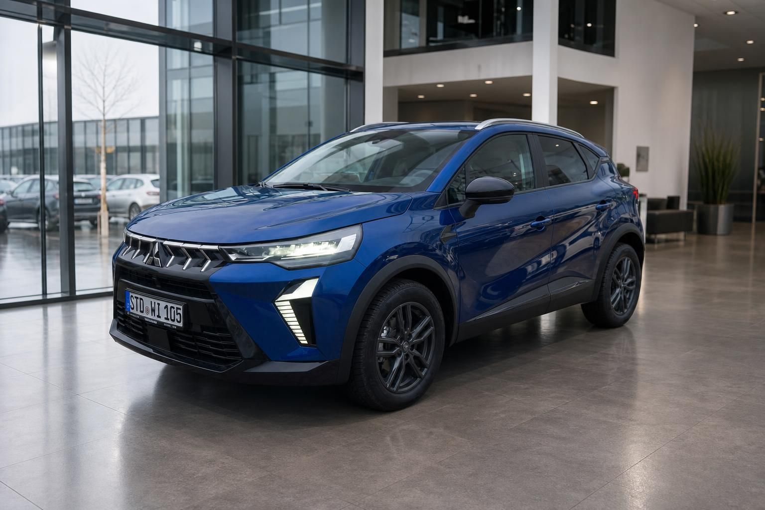 Blauer Mitsubishi SUV Schrägsicht vorne im Autohaus Showroom mit modernem Interieur
