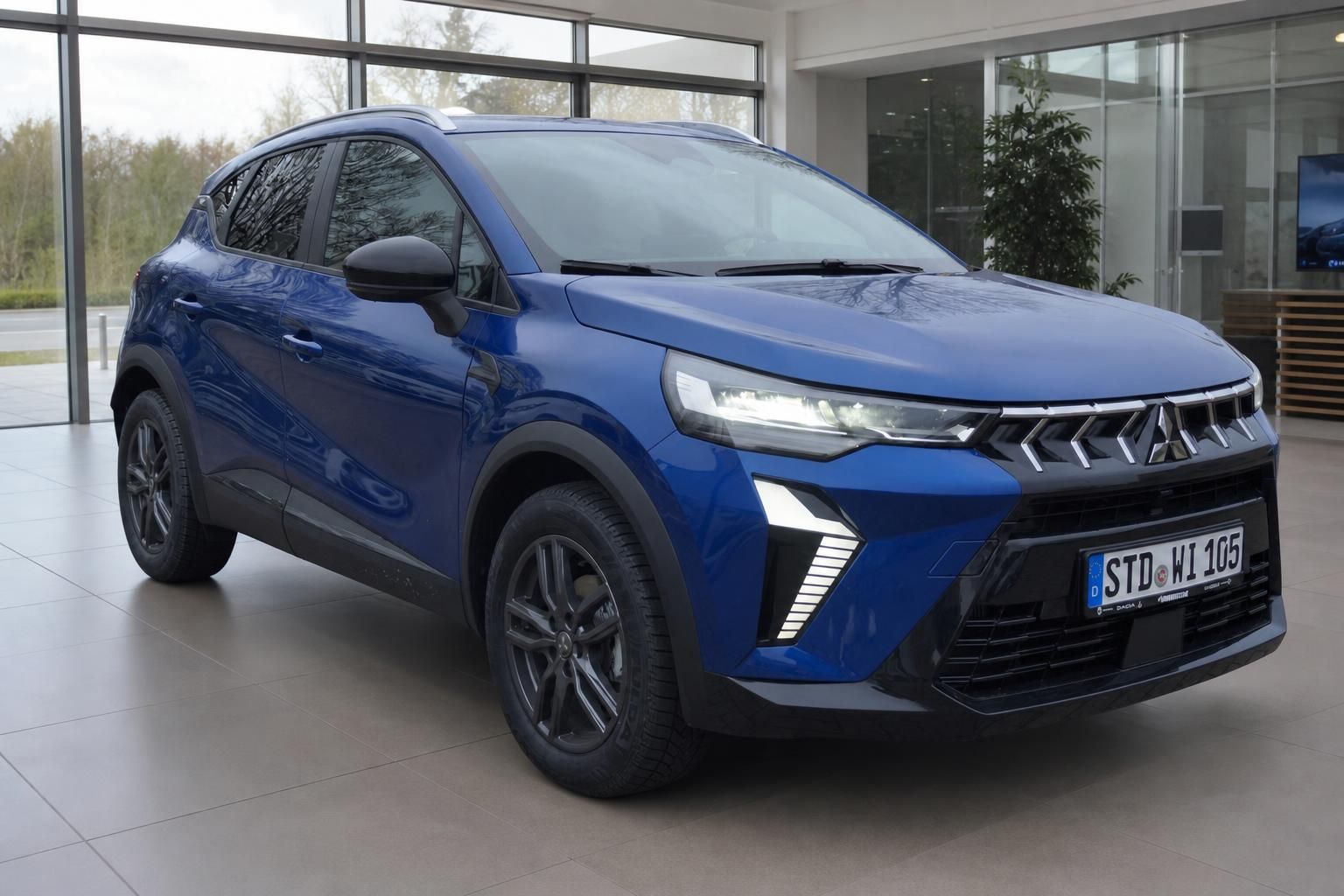 Blauer Mitsubishi Crossover SUV Frontansicht schräg im Autohaus mit Kennzeichen STD-WI 105