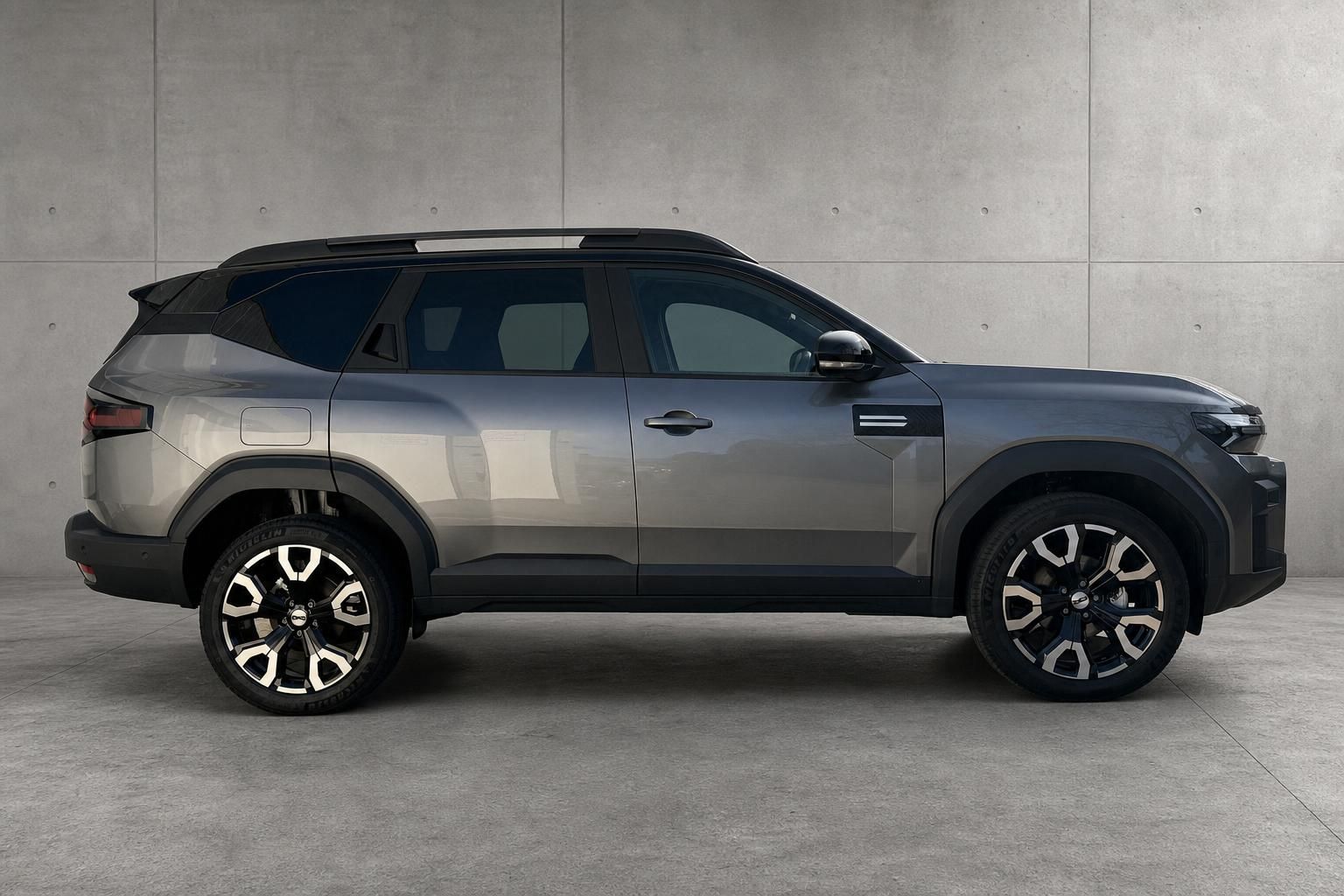 SUV in Grau-Metallic, Seitenansicht mit Dachreling und Leichtmetallfelgen