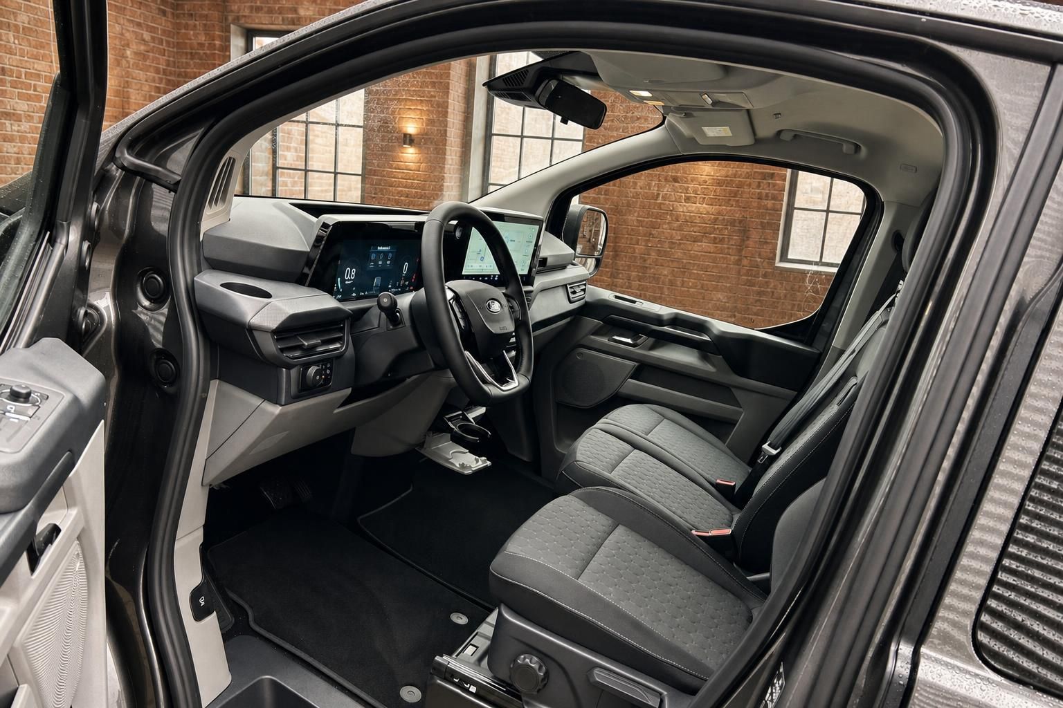 Ford Tourneo Custom Innenraum – Cockpit mit Touchscreen, Lenkrad und Fahrersitz in grau