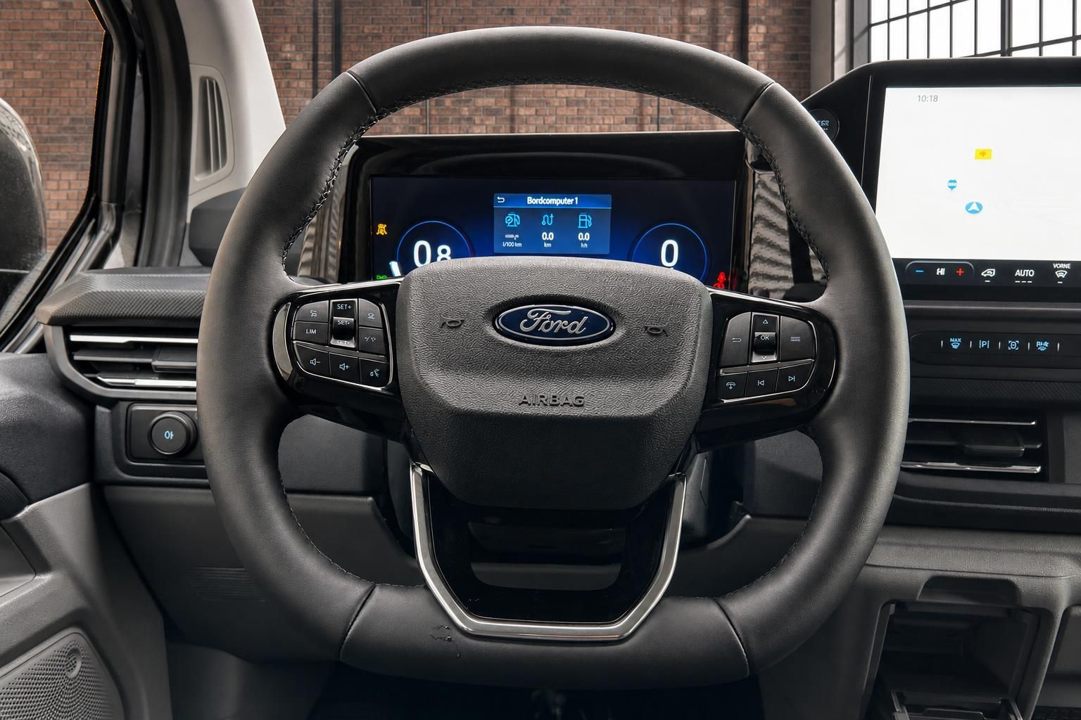 Ford Transit Custom Lenkrad mit Multifunktionstasten und digitales Cockpit-Display im Detail