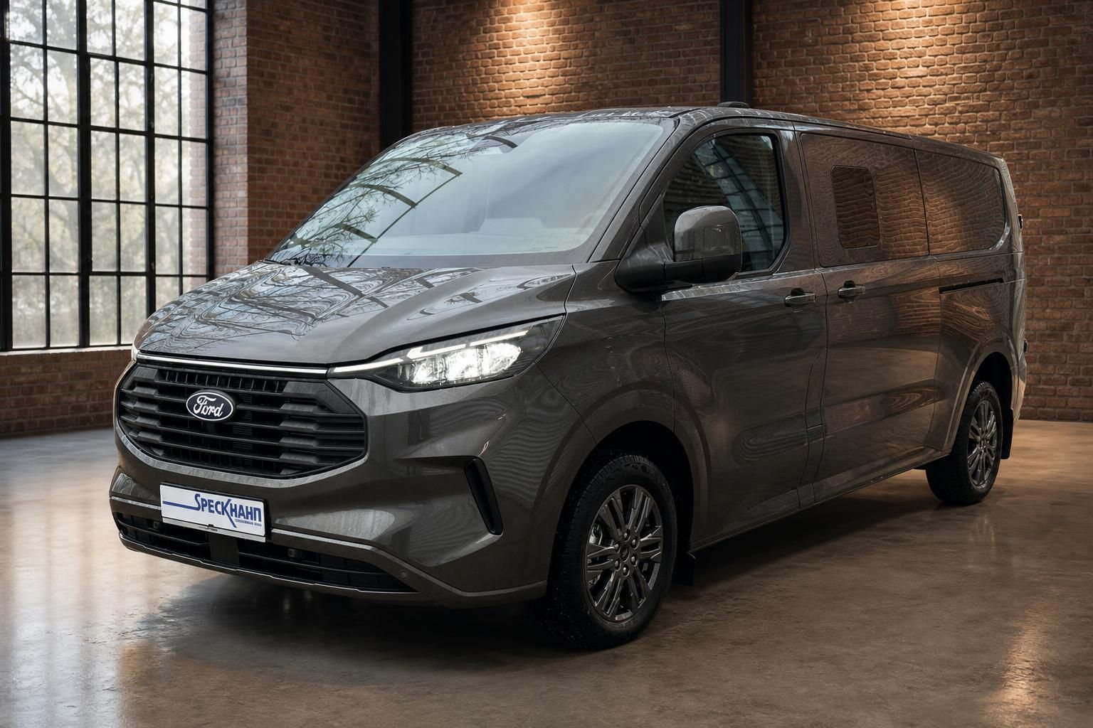 Ford Transit Custom Kastenwagen grau Frontansicht schräg links im Studio