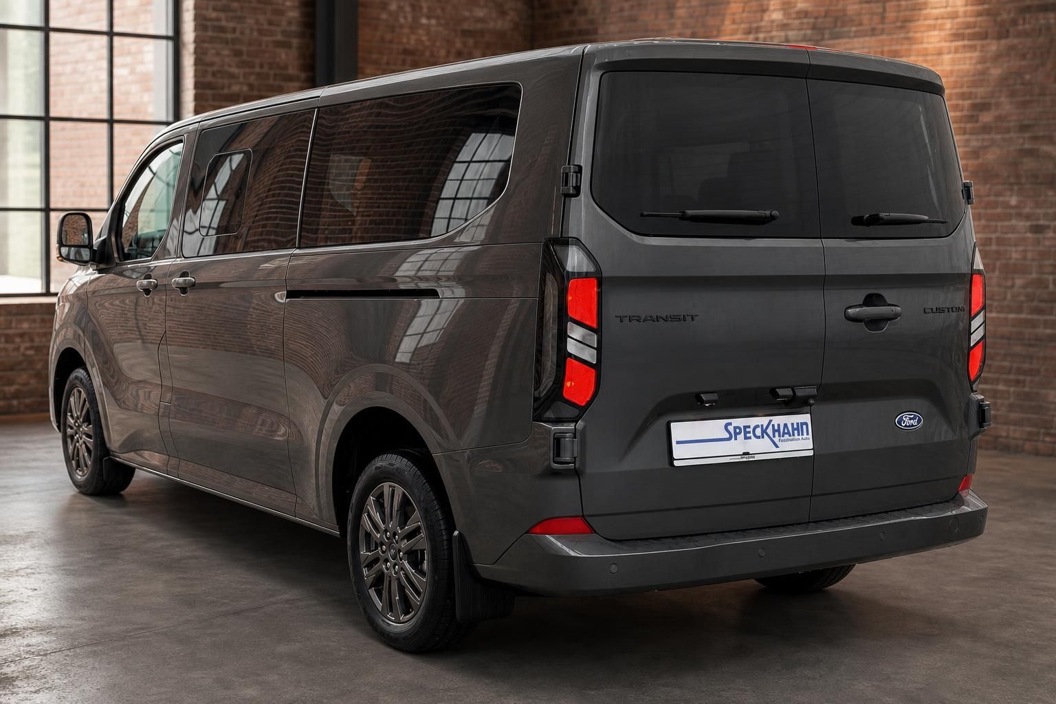 Ford Transit Custom grau Heckansicht schräg rechts im Industriestudio