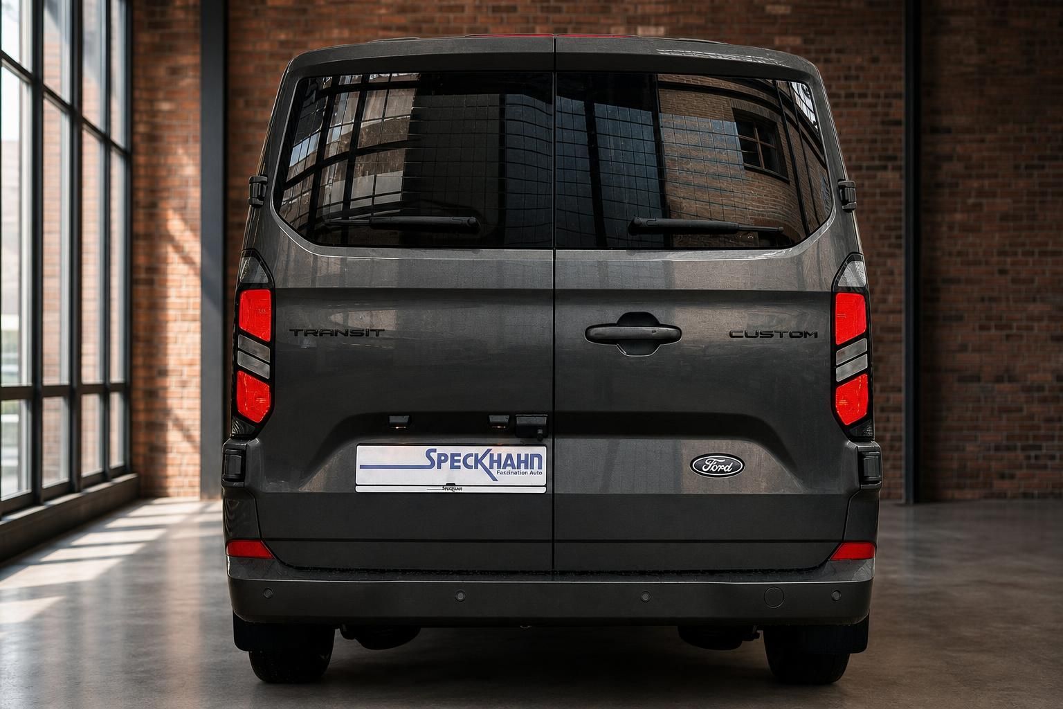 Ford Transit Custom grau direkte Heckansicht mit Hecktüren im Studio