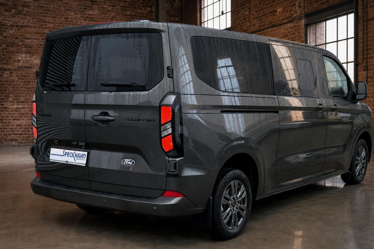 Ford Transit Custom grau Heckansicht schräg links im Industriestudio