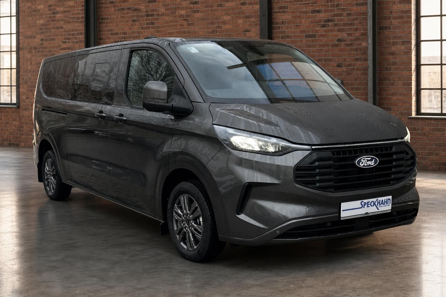 Ford Transit Custom Kombi grau Frontansicht schräg rechts im Industriestudio