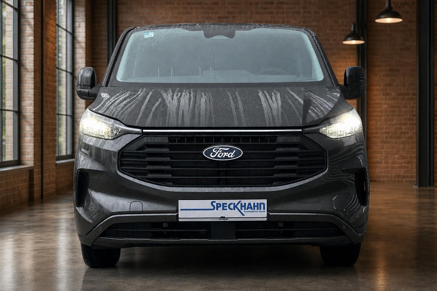 Ford Tourneo Custom schwarz – Frontansicht mit LED-Scheinwerfer und Ford-Logo im Showroom