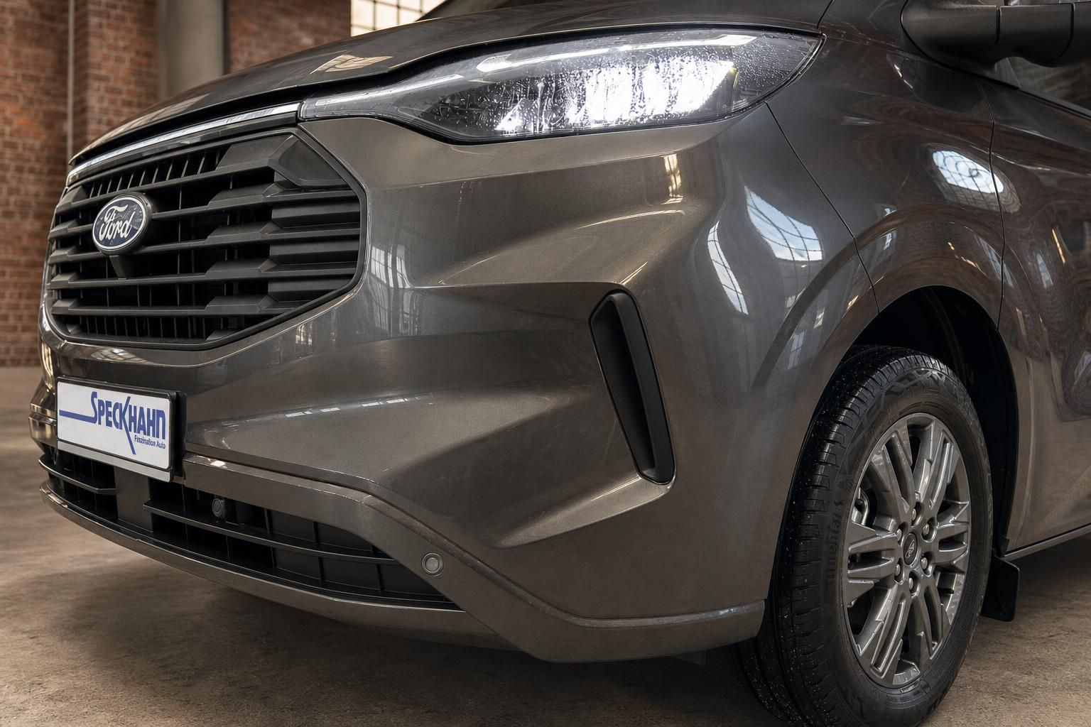 Ford Tourneo Custom grau – Frontpartie mit Kühlergrill, LED-Scheinwerfer und Stoßfänger Detailansicht