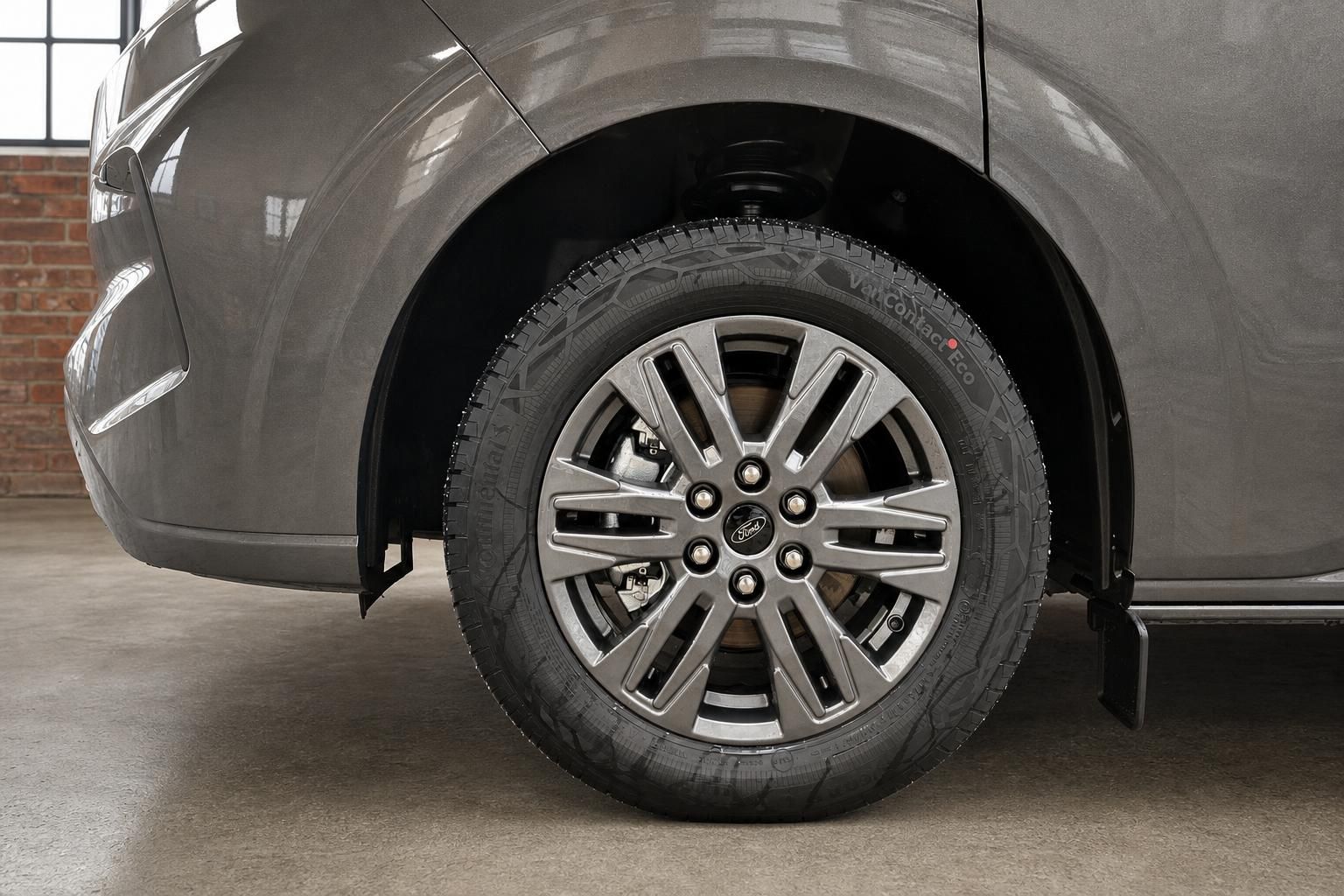 Ford Tourneo Custom grau – Leichtmetallfelge mit Continental VanContact Eco Reifen Detailansicht
