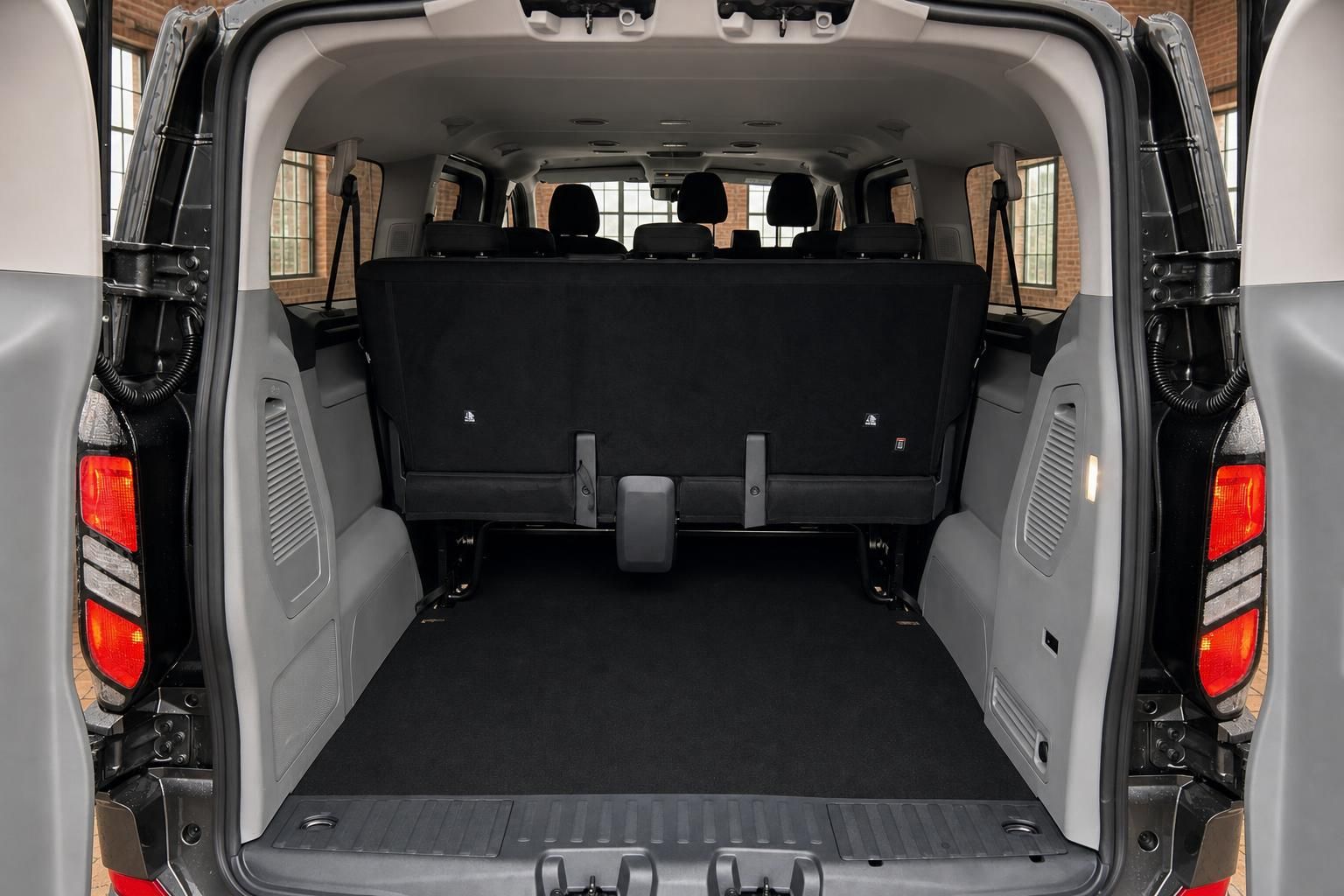 Ford Tourneo Custom Laderaum – geöffnete Heckklappe mit großem Kofferraum und umgeklappten Sitzen