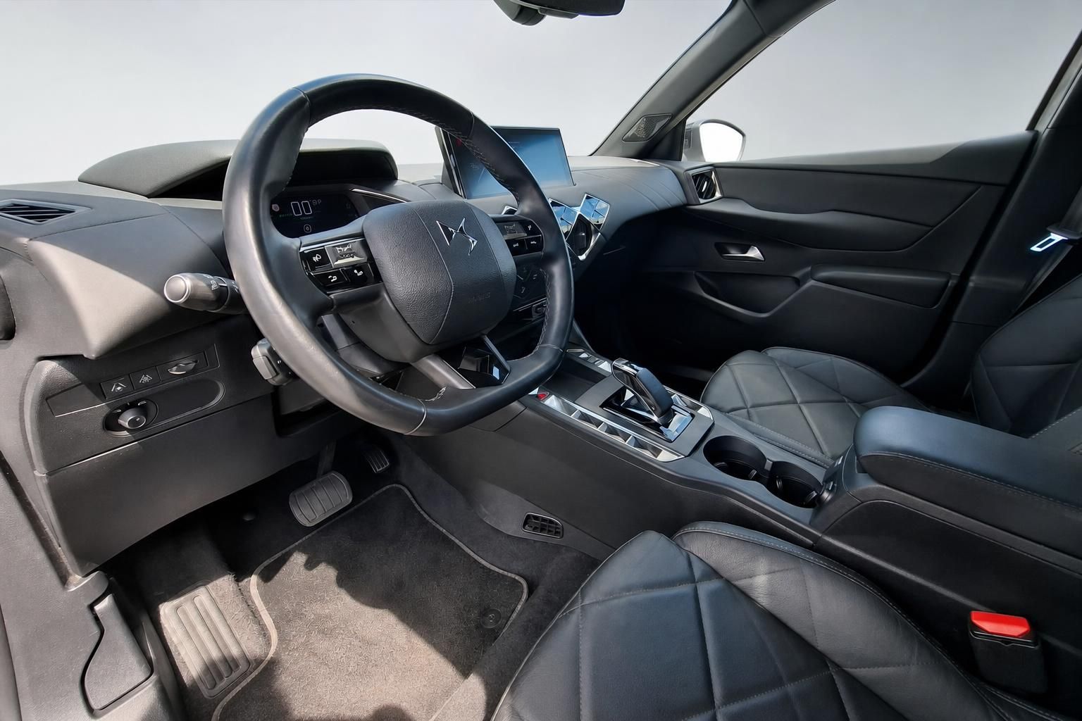 DS Innenraum mit Lederlenkrad, Cockpit und Ledersitzen in Schwarz