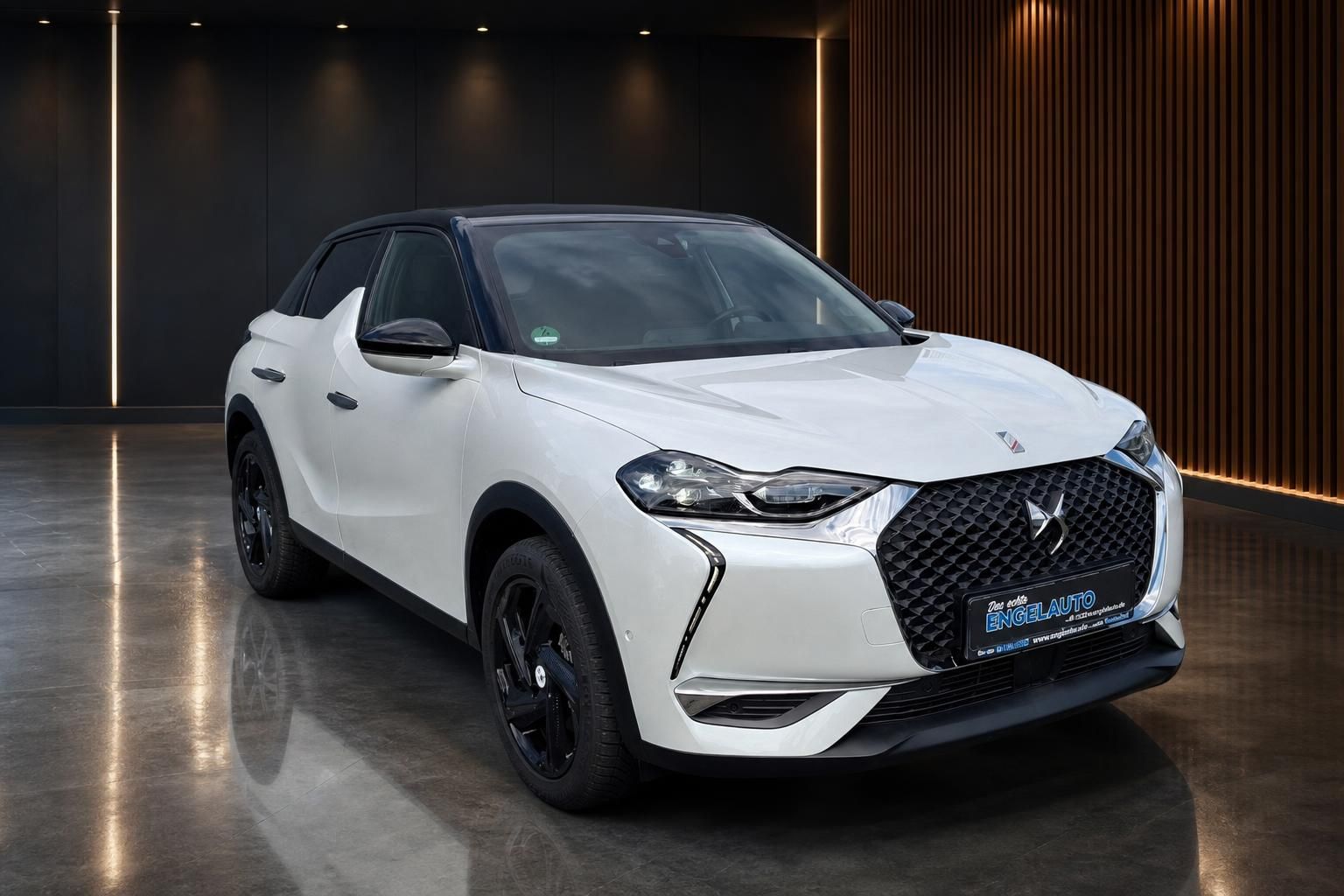 DS 3 weiß Kompakt-SUV schräge Frontansicht Showroom