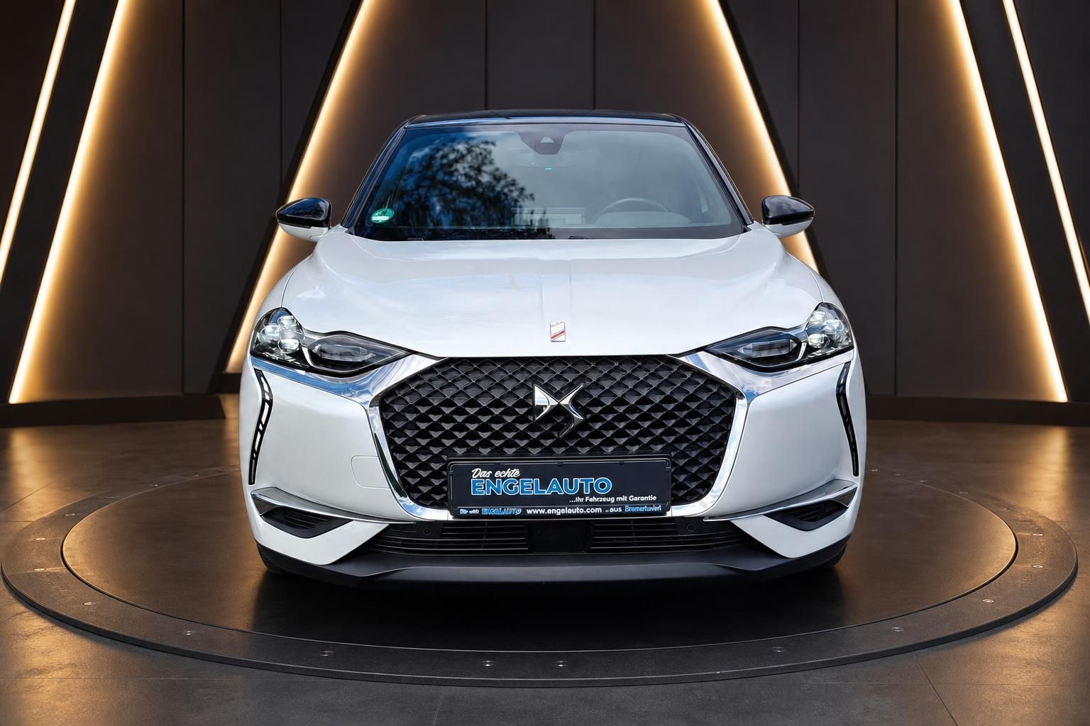 DS 3 weiß SUV Frontansicht auf Drehteller im Autohaus