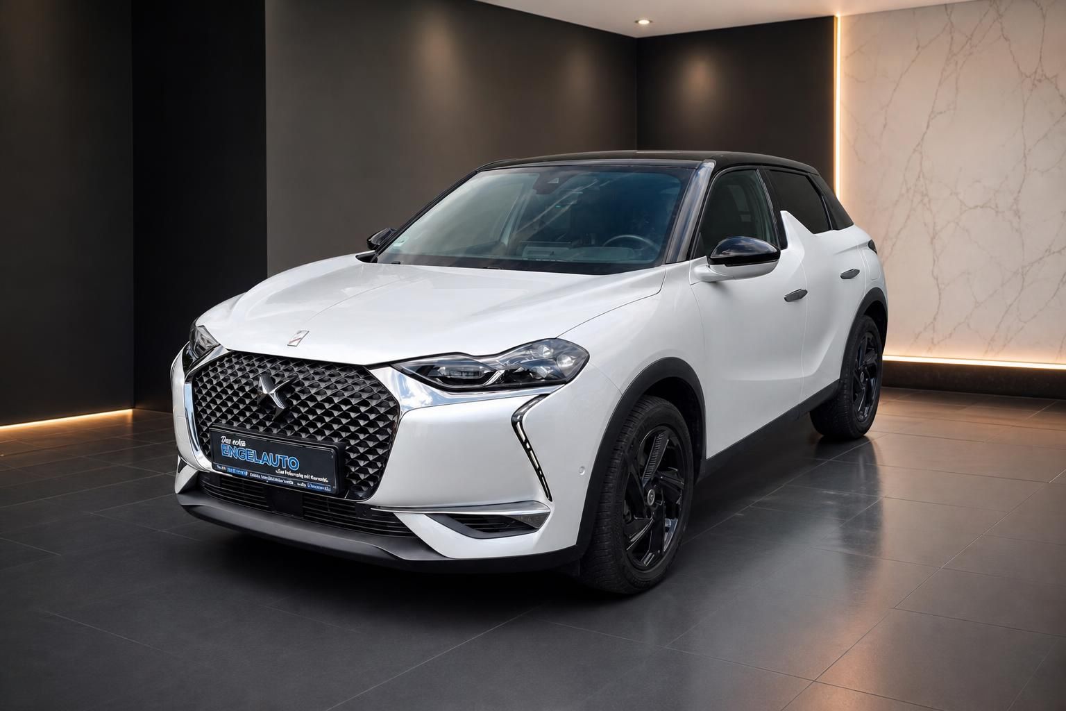 DS 3 weiß Frontansicht SUV im Autohaus Showroom