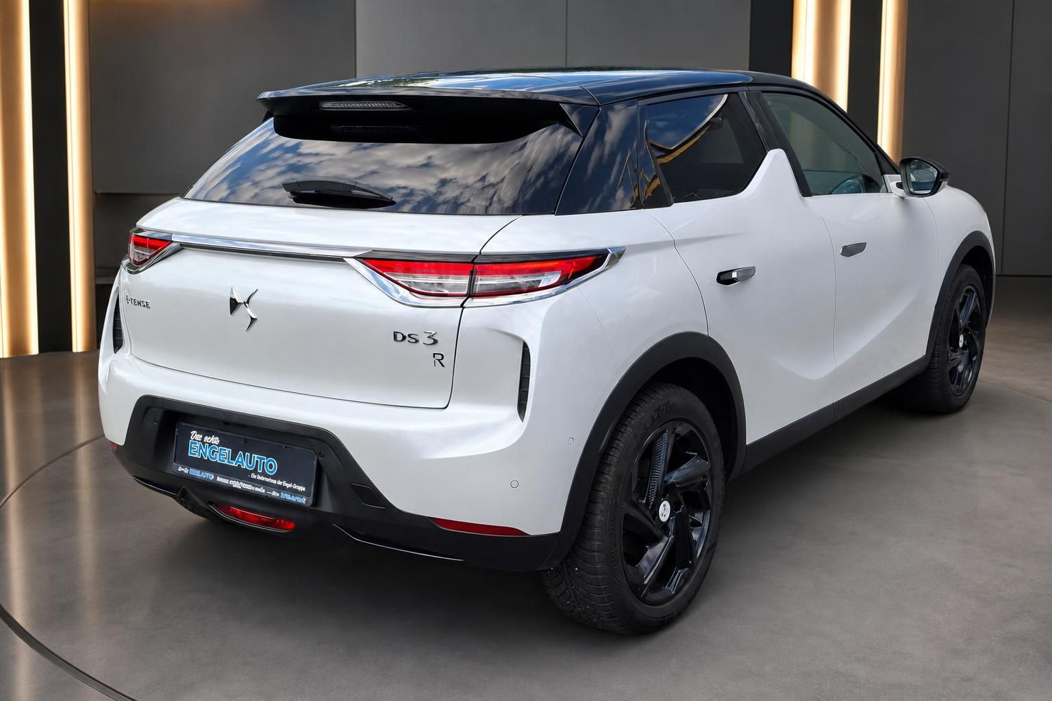 DS 3 E-Tense weiß Heckansicht mit Alufelgen Showroom