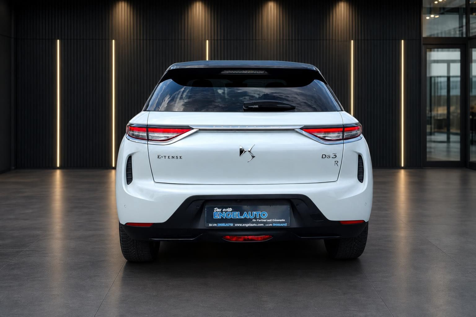 DS 3 E-Tense in Weiß, Heckansicht in moderner Fahrzeugausstellung