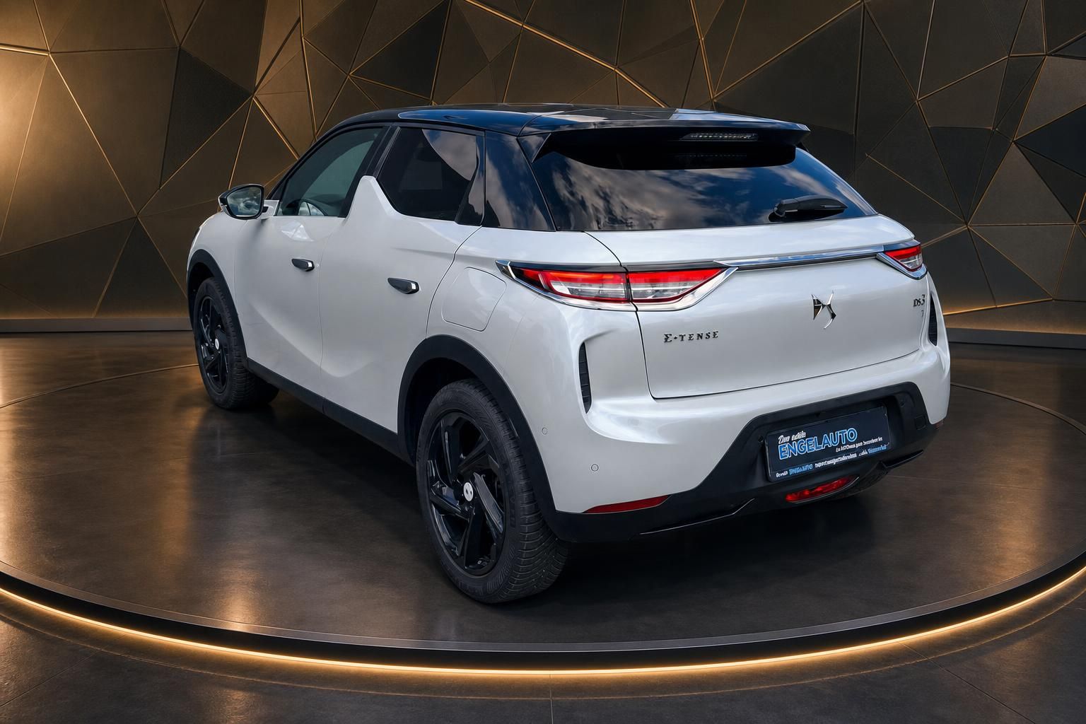 DS 3 E-Tense weiß, Heck-Seitenansicht auf Drehbühne im Showroom