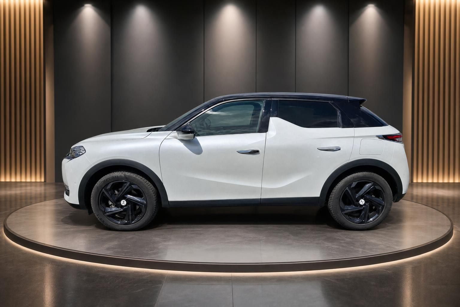 DS 3 E-Tense in Weiß mit schwarzem Dach, Seitenansicht im Studio