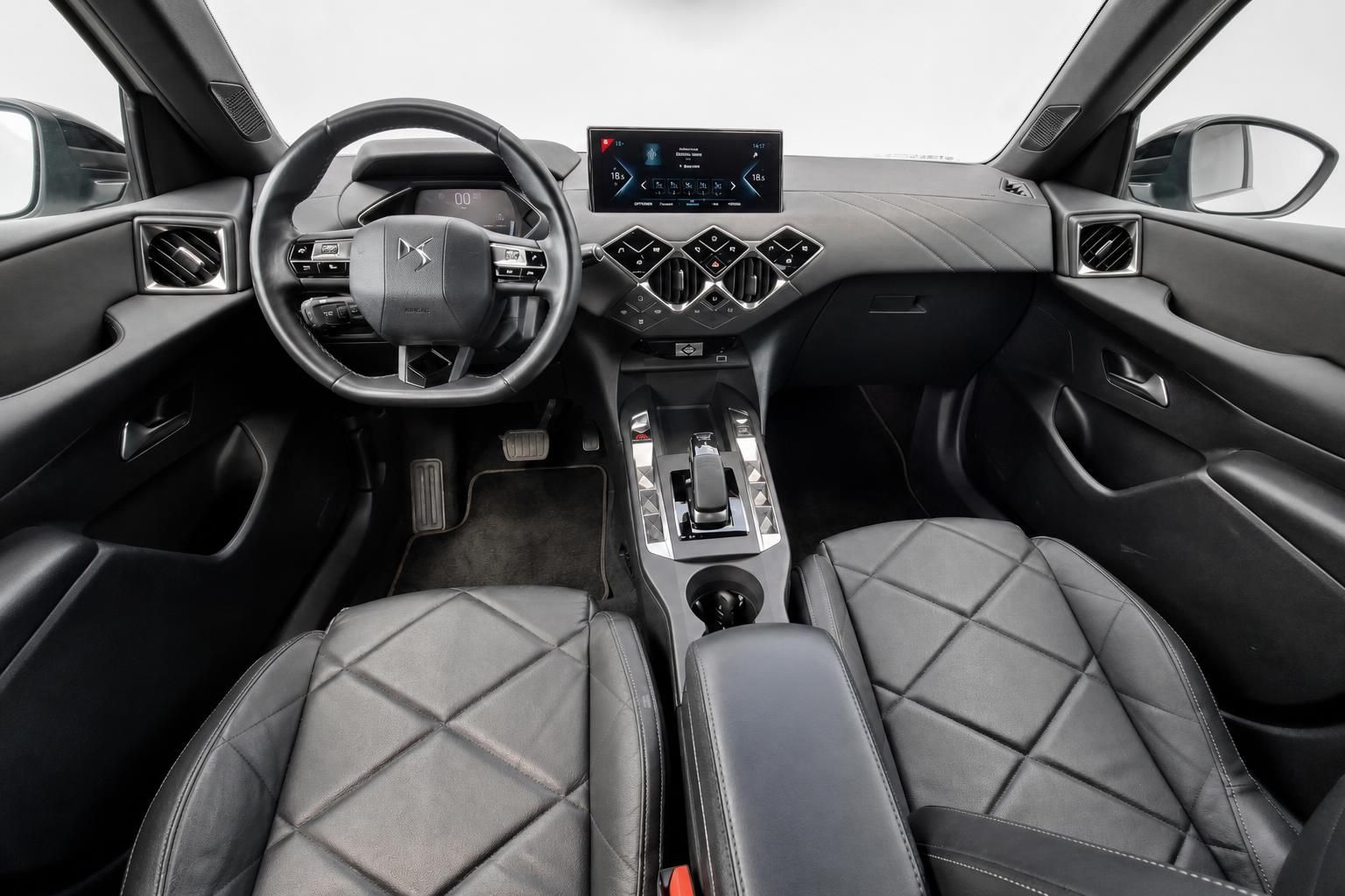 DS 3 Innenraum mit Lederausstattung, Cockpit und Multimedia-Display