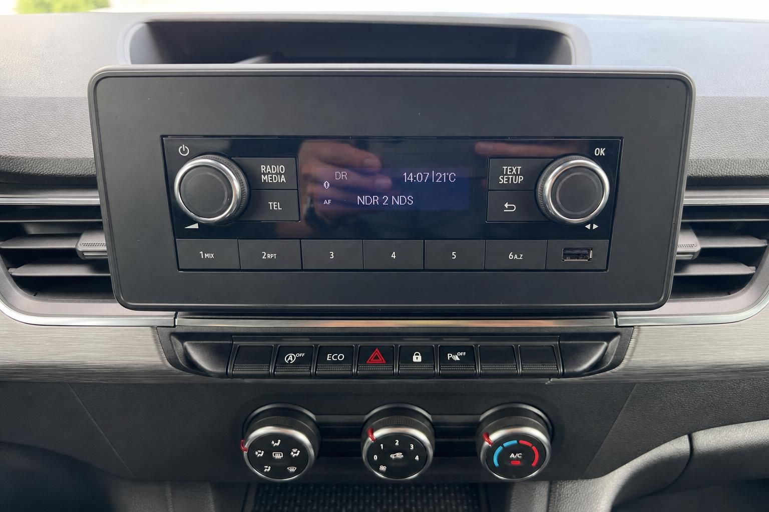 Auto Infotainment-System mit Touchscreen, Radio und Klimaanlage Bedienelemente im Armaturenbrett