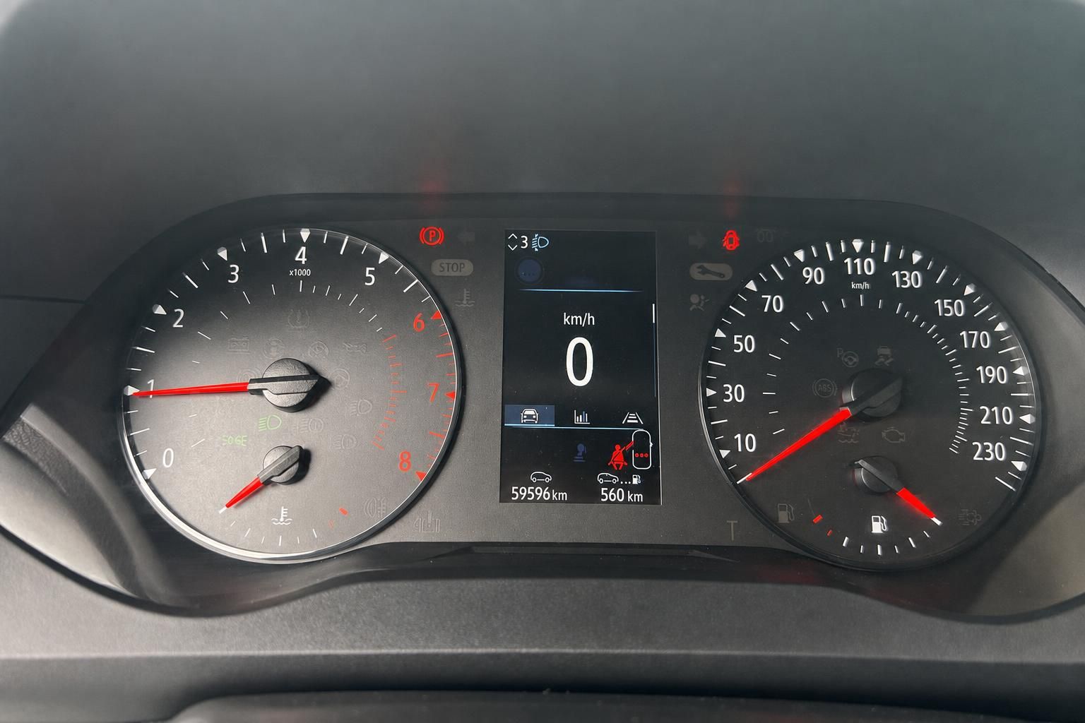 Fahrzeug Armaturenbrett mit Tacho und Geschwindigkeitsanzeige - Innenraumdetail