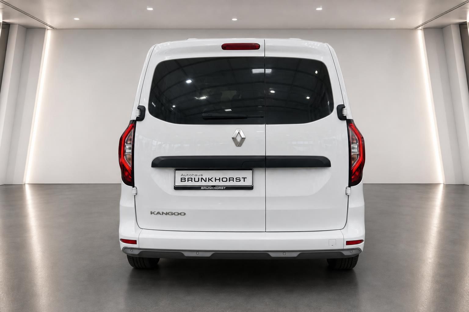 Renault Kangoo weiss Heckansicht mit roten Rücklichtern im modernen Autohaus Showroom
