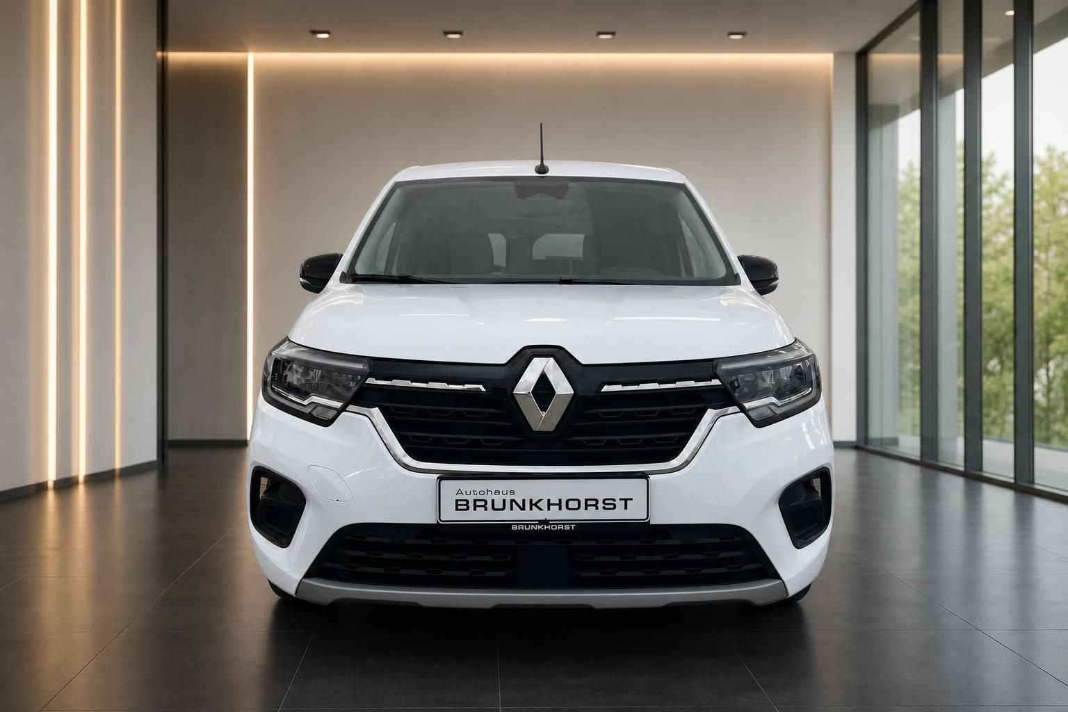 Renault Kangoo weiss Frontansicht mit Renault Logo und LED-Scheinwerfern im Autohaus