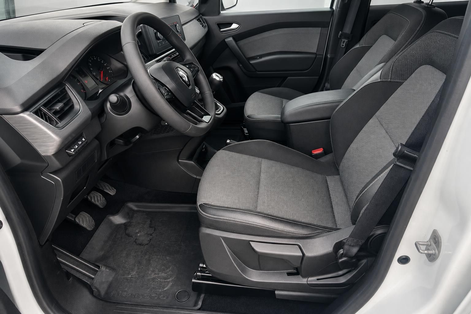 Renault Kangoo Fahrersitz Innenraum mit schwarzer Stoffausstattung und Komfortfunktionen