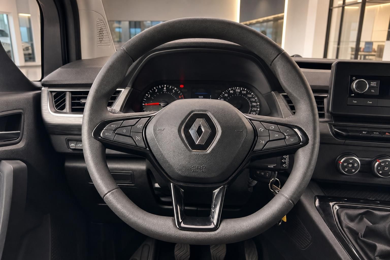 Renault Fahrzeug Cockpit mit Lenkrad, Armaturenbrett und Infotainment-System im Innenraum