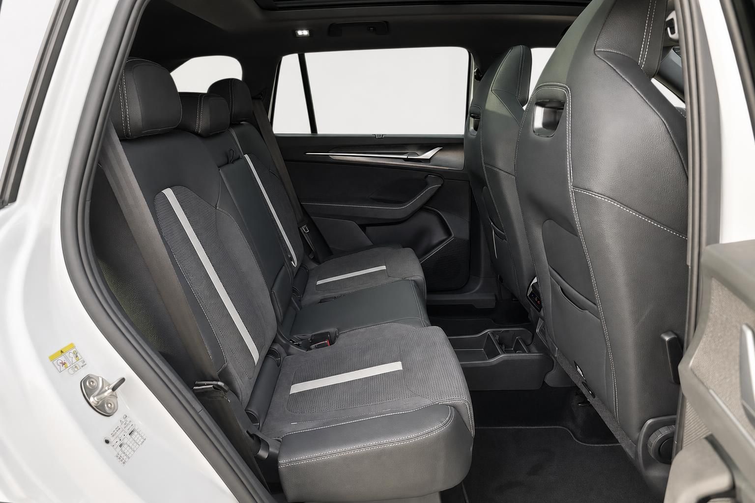 Innenraum mit Rücksitzen und Lederausstattung eines weißen SUV