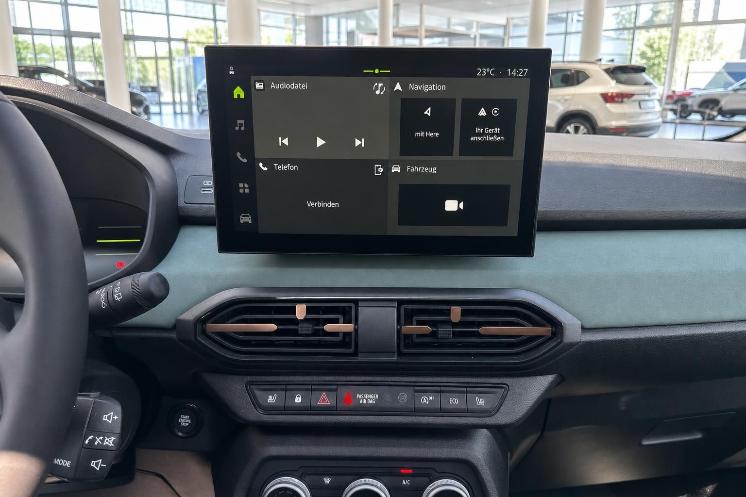 Auto Armaturenbrett mit Touchscreen Display und Klimaanlage Bedieneinheit im Innenraum