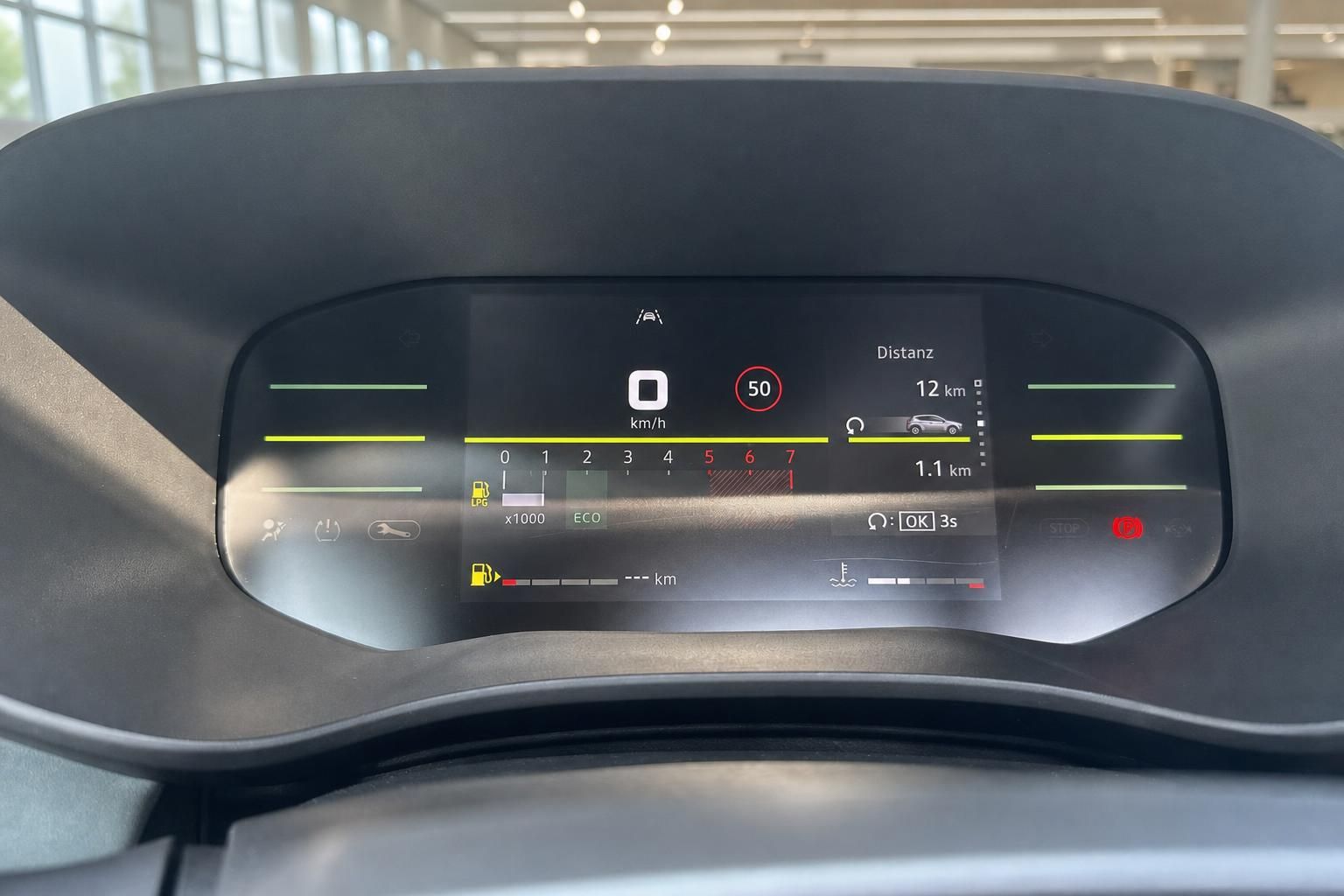 Modernes digitales Armaturenbrett mit Navigationssystem und Geschwindigkeitsanzeige im PKW-Innenraum