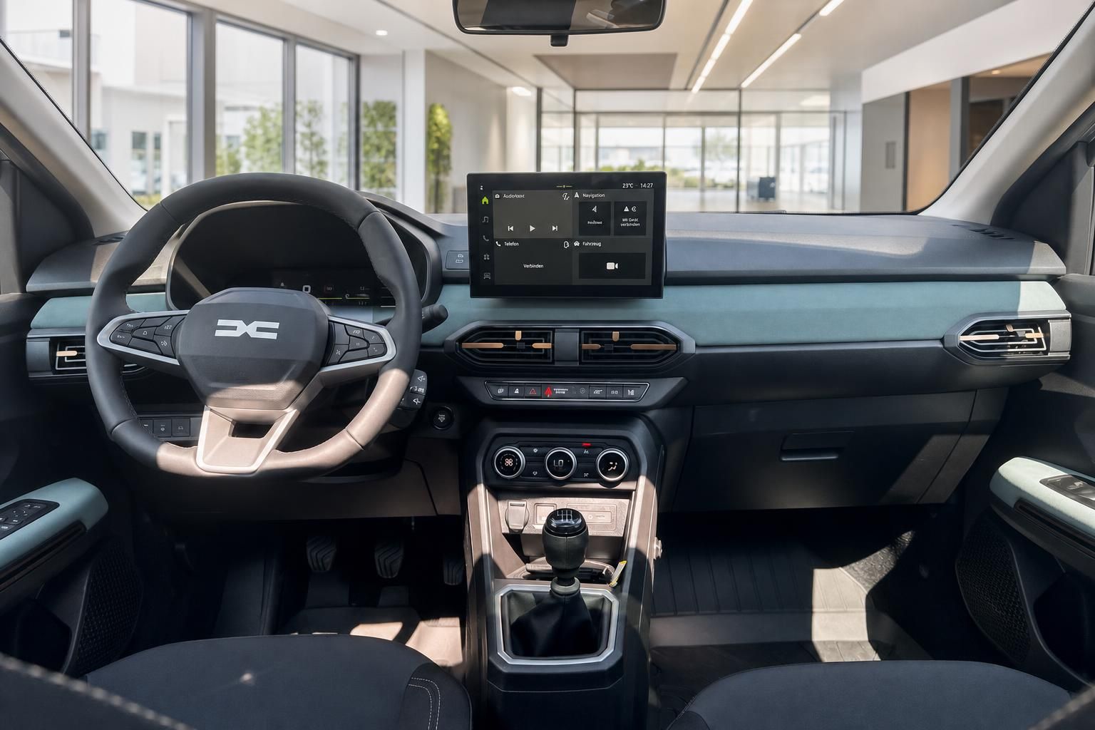 Dacia Sandero Innenraum - modernes Cockpit mit Touchscreen, Lenkrad und Schaltgetriebe in Grau-Orange