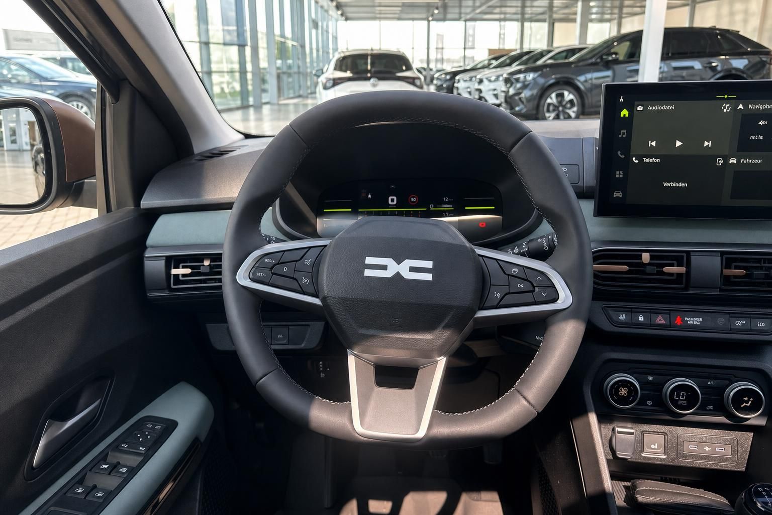 Fahrzeug Cockpit mit Lenkrad, Instrumententafel und zentralem Touchscreen Display