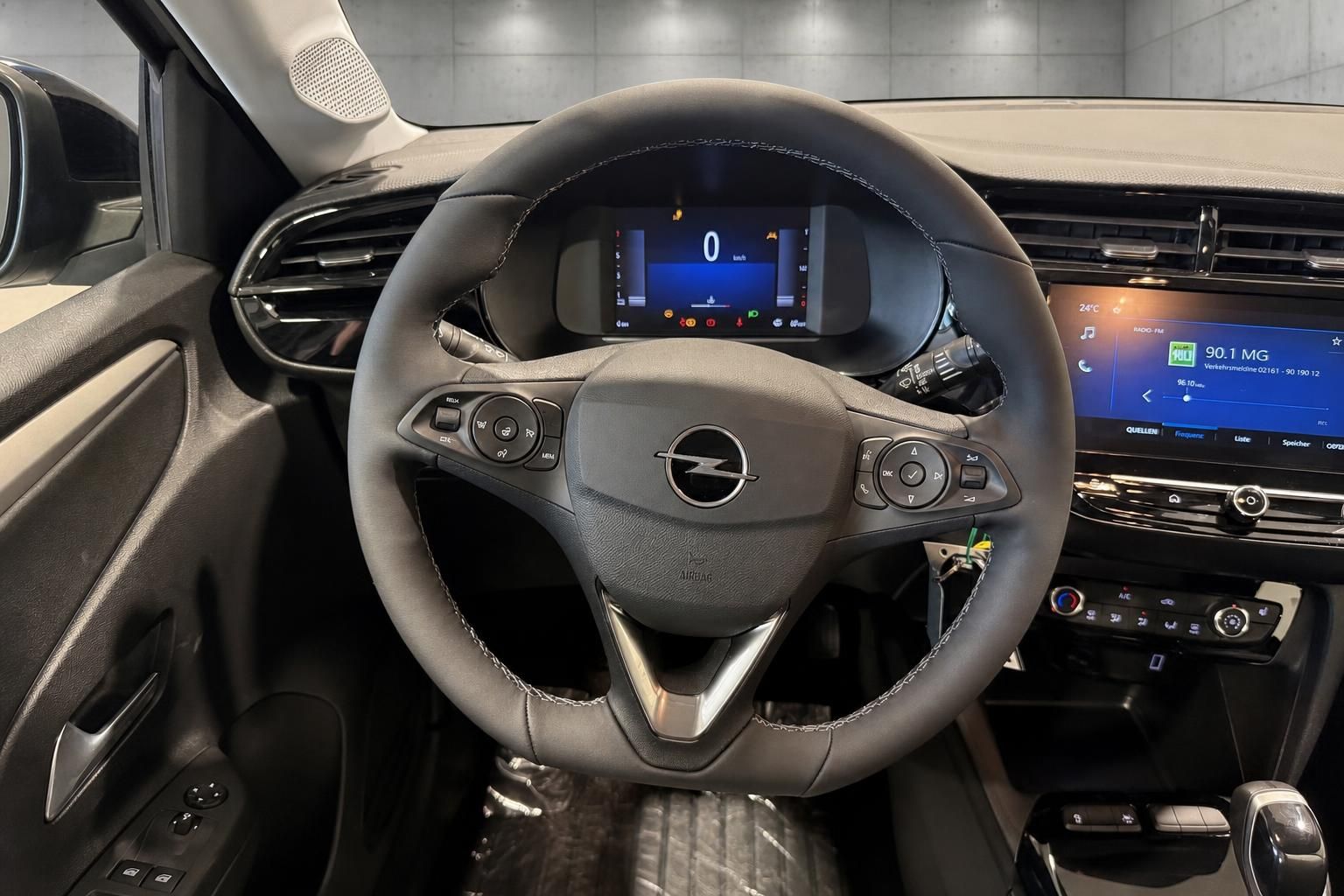 Opel Corsa Lenkrad mit Multifunktionstasten und Cockpit-Display