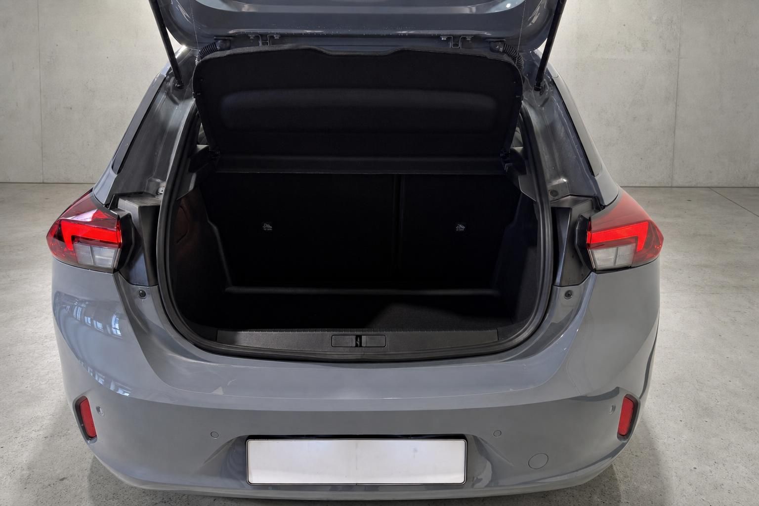 Opel Corsa Kofferraum mit geoeffneter Heckklappe, Ansicht von hinten