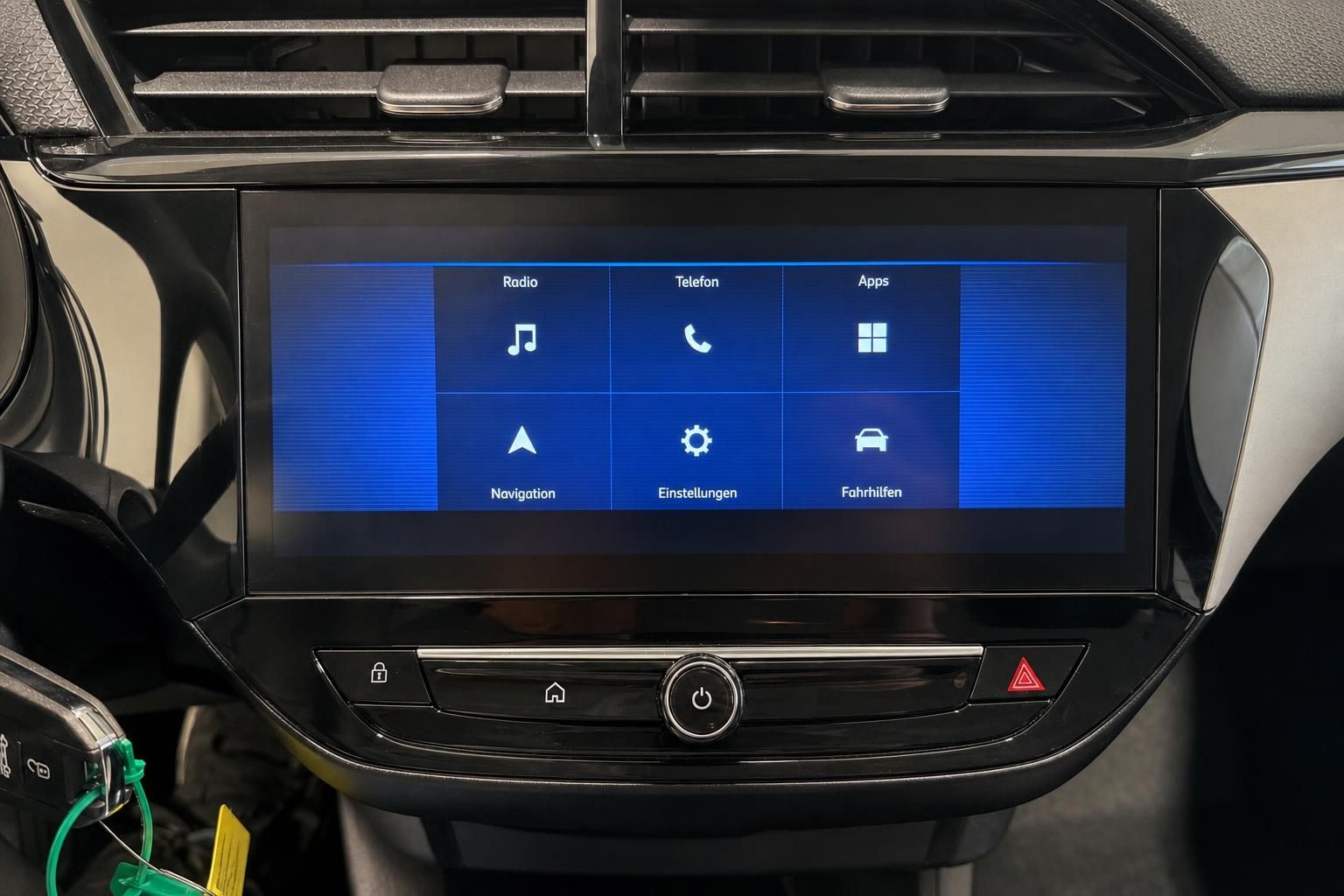 Opel Corsa Infotainment-Bildschirm mit Menue fuer Radio und Navigation