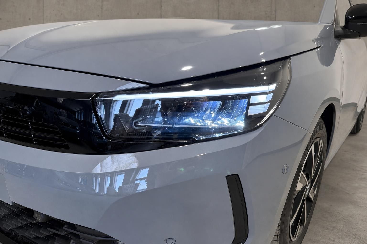 Opel Corsa LED-Scheinwerfer Nahaufnahme in Silber metallic