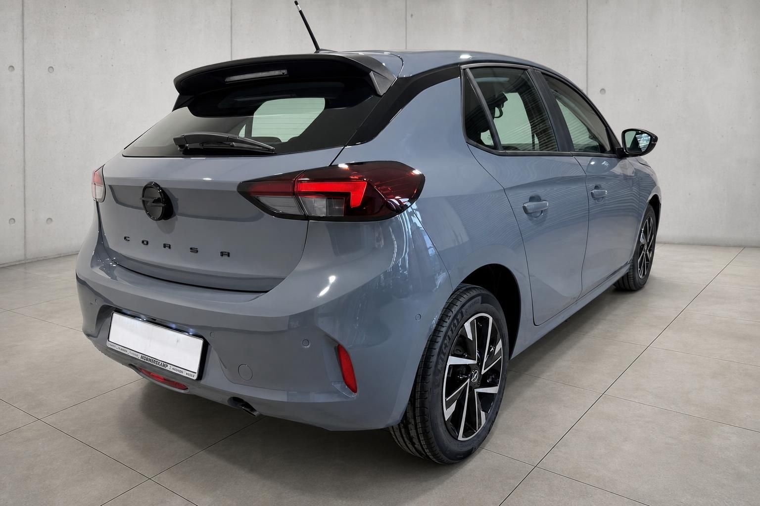 Opel Corsa in Grau, Heckansicht schräg mit Dachspoiler