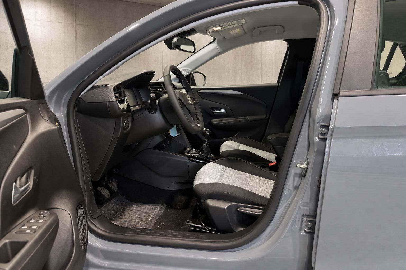 Opel Corsa Innenraum mit Blick auf Fahrersitz und Cockpit