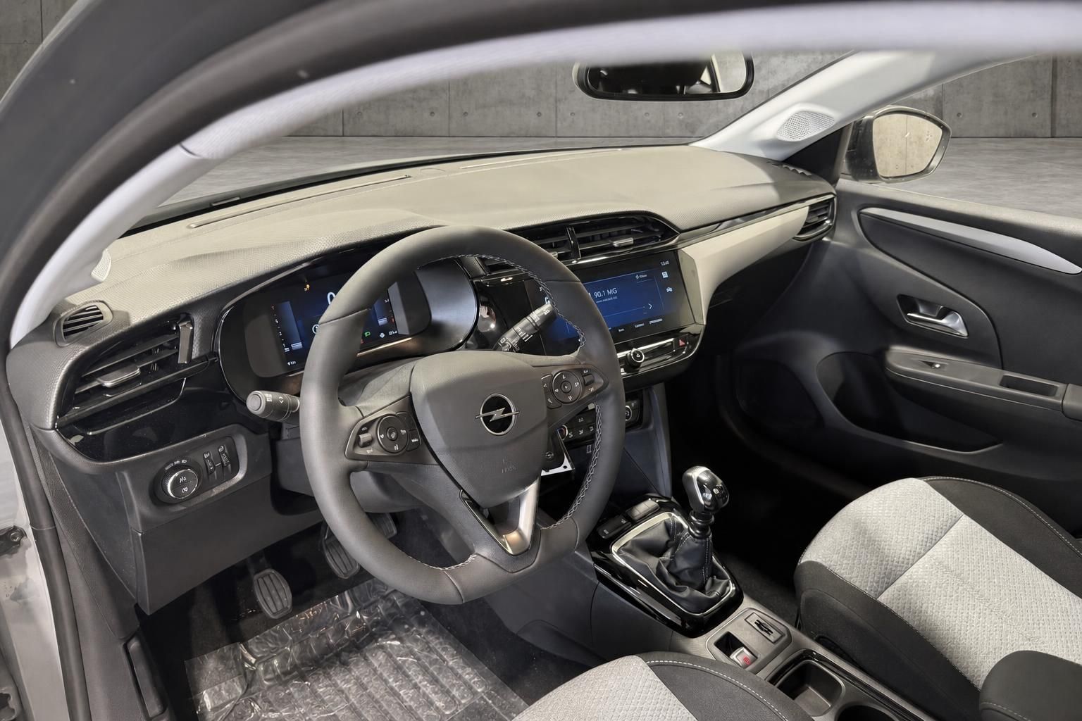 Opel Corsa Cockpit mit Lenkrad und digitalem Display Innenansicht
