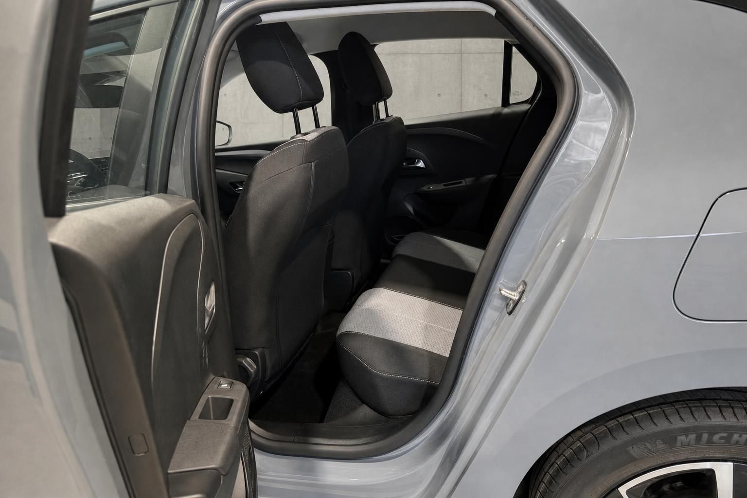 Opel Rücksitze und Fondbereich mit geöffneter Tür im Detail