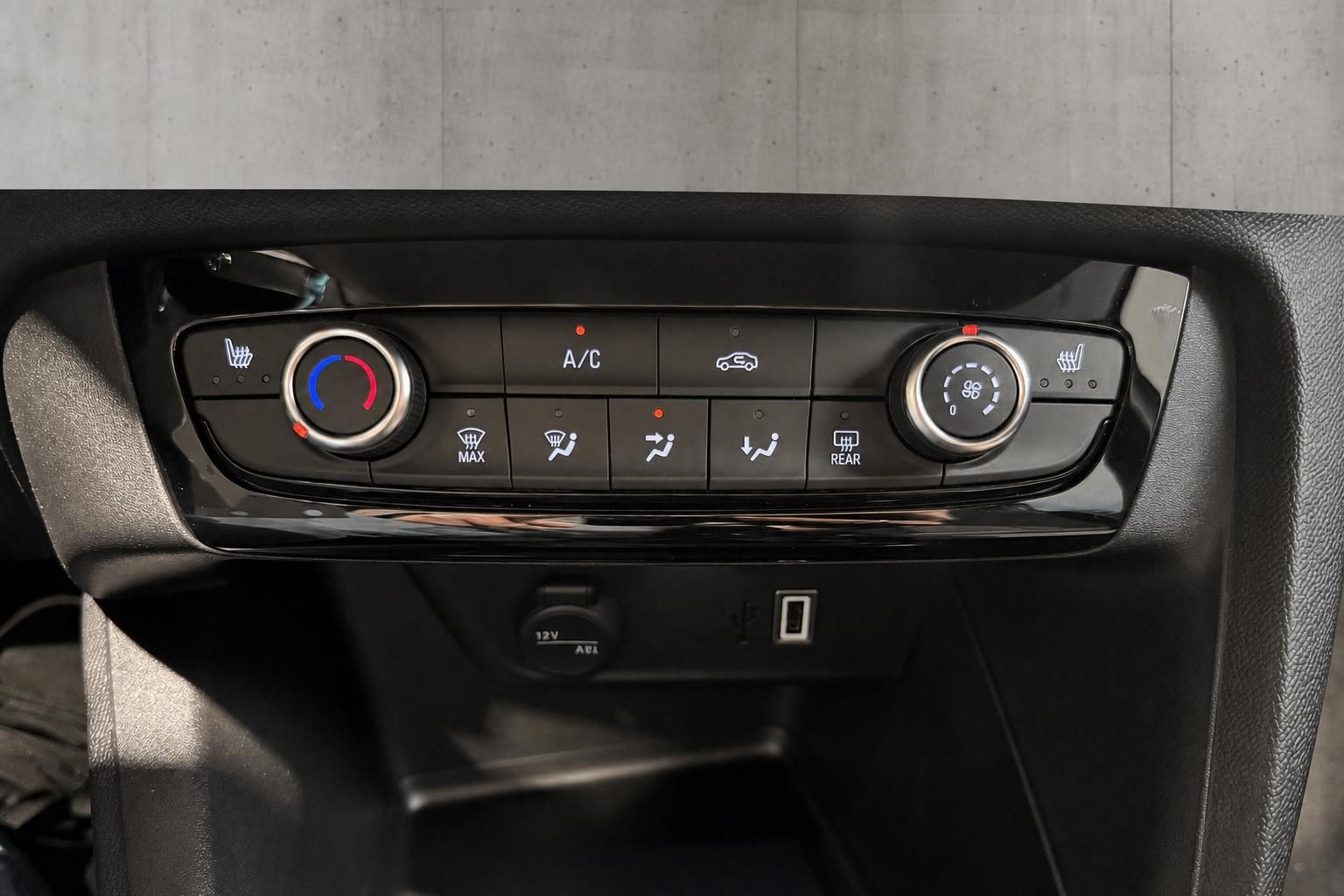 Opel Klimabedienung mit Sitzheizung und USB-Anschluss im Detail