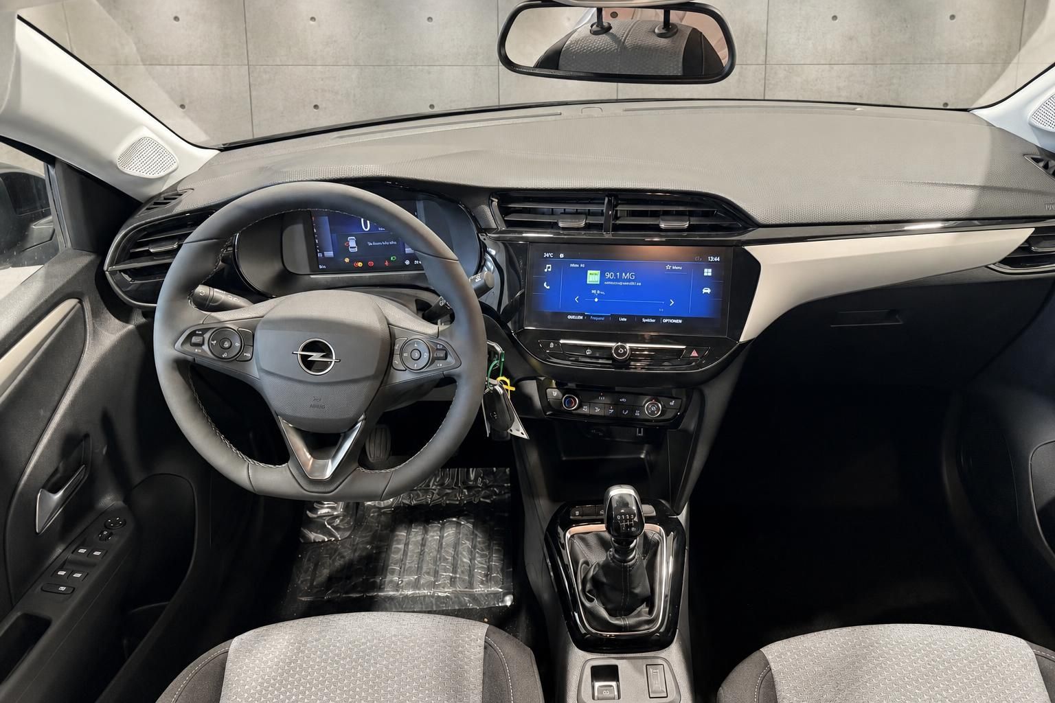 Opel Corsa Innenraum mit Lenkrad, Schaltung und Touchscreen