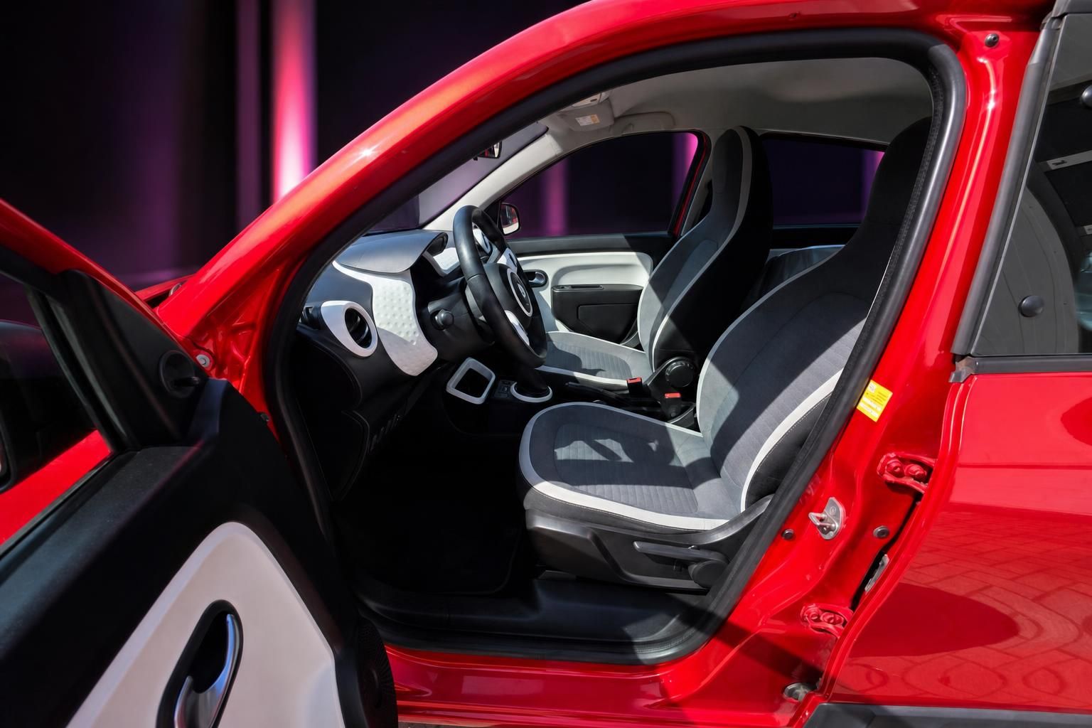 Roter Renault Innenraum mit geoeffneter Fahrertuer und Sitzen