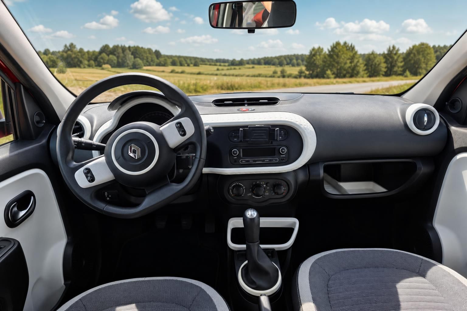 Renault Cockpit mit Lenkrad, Schaltung und Blick auf Landstrasse