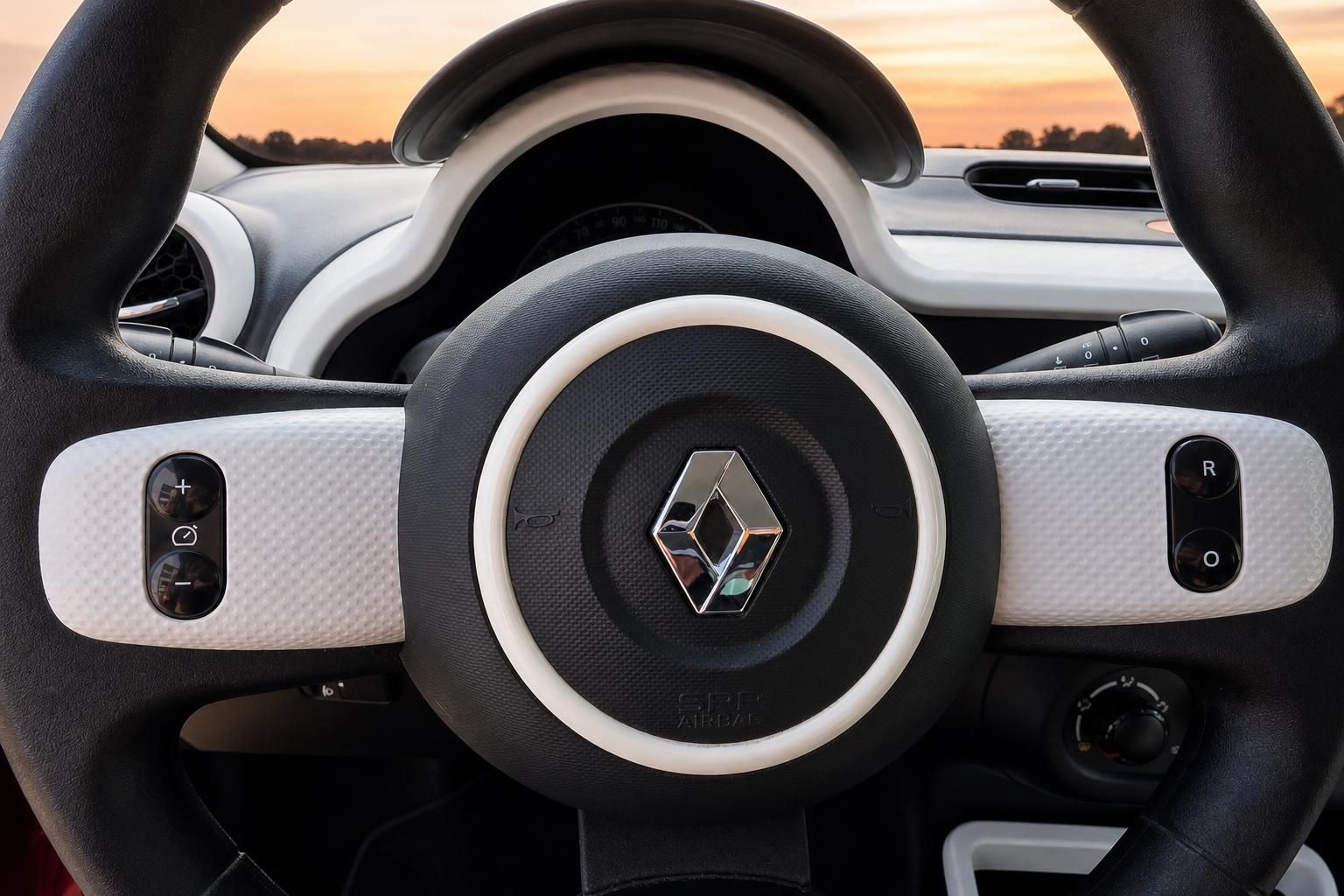 Renault Lenkrad mit Airbag und Multifunktionstasten im Detail
