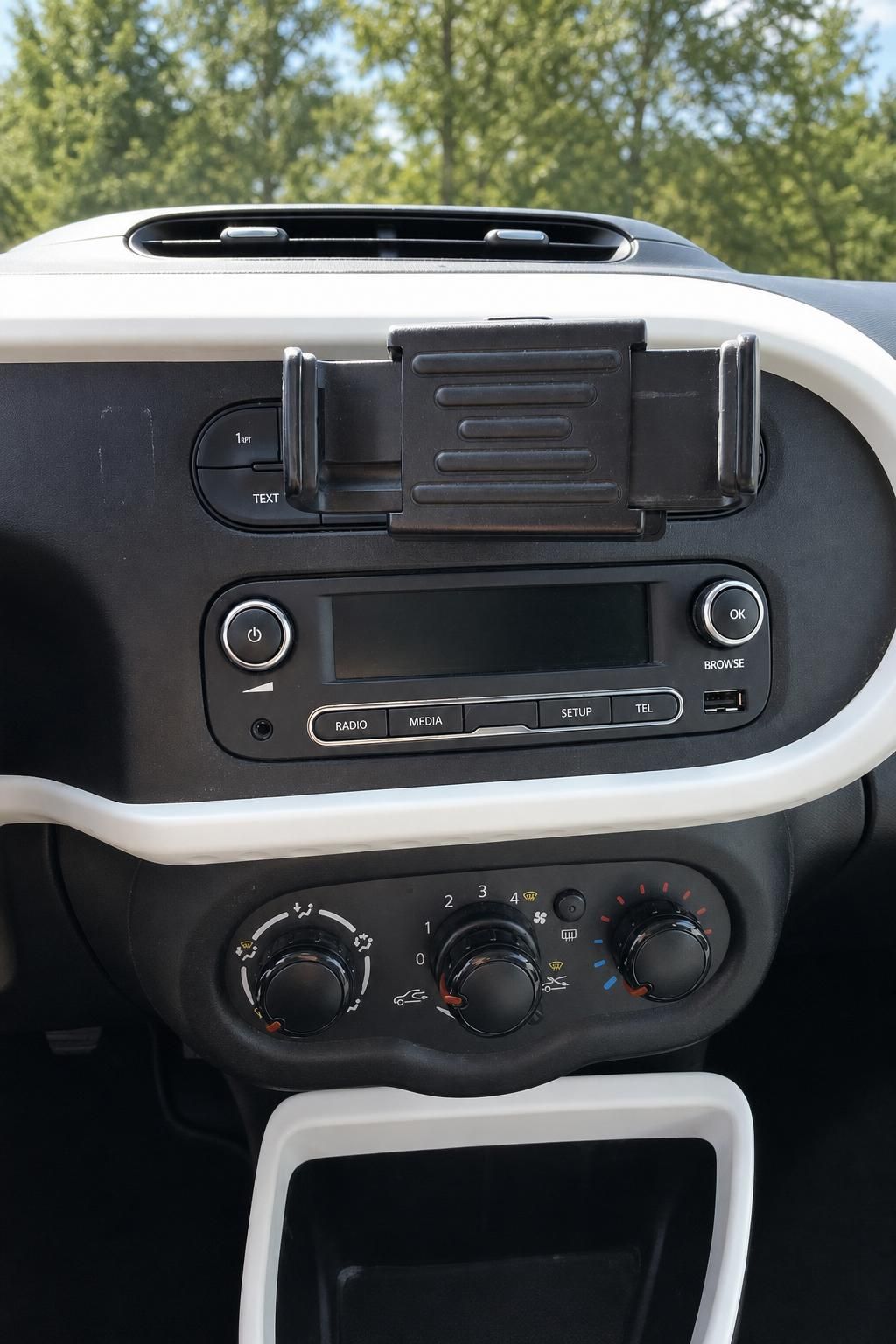 Mittelkonsole mit Radio, Klimabedienung und Handyhalterung im Renault