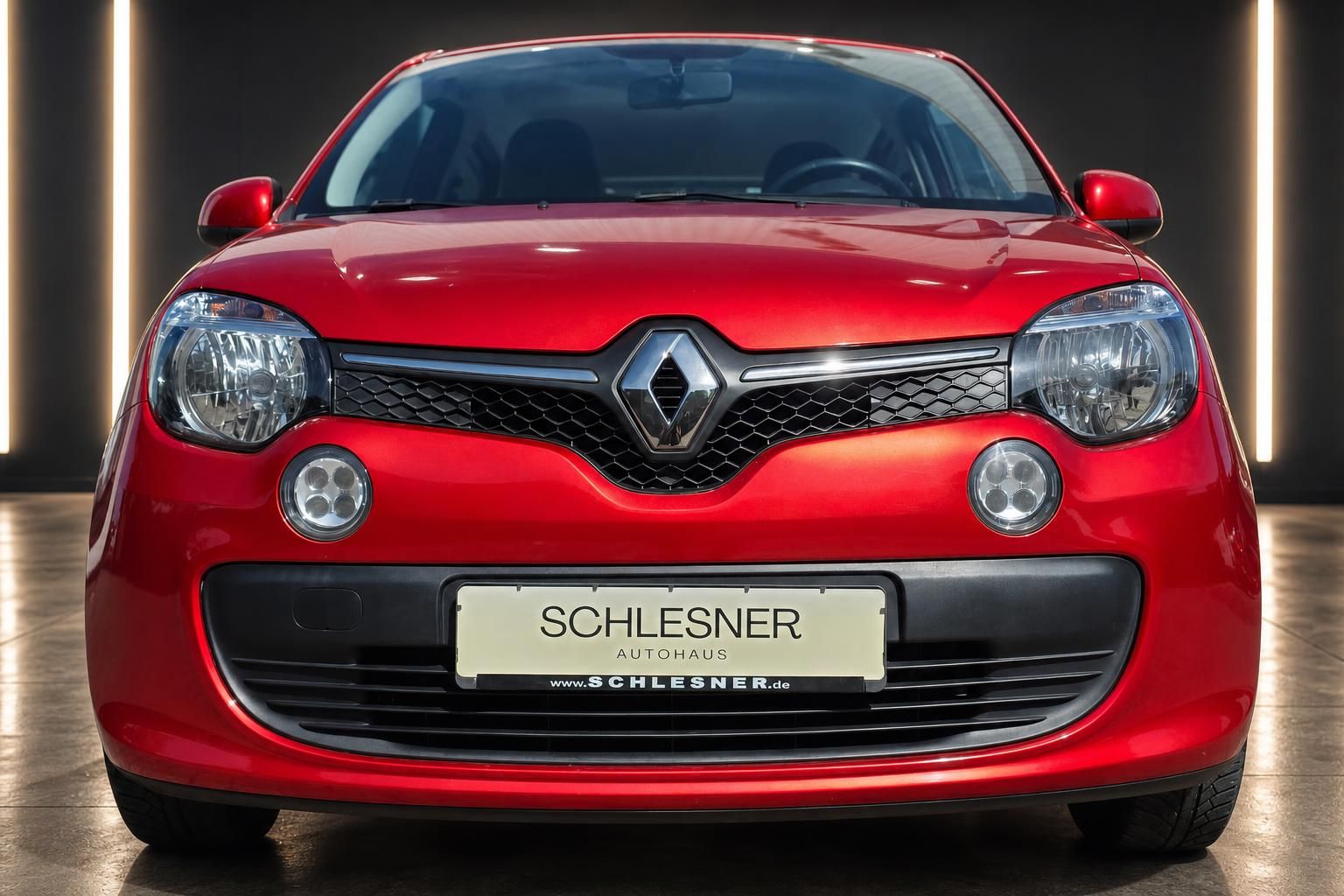 Renault Twingo rot, Frontansicht mit Kuehlergrill